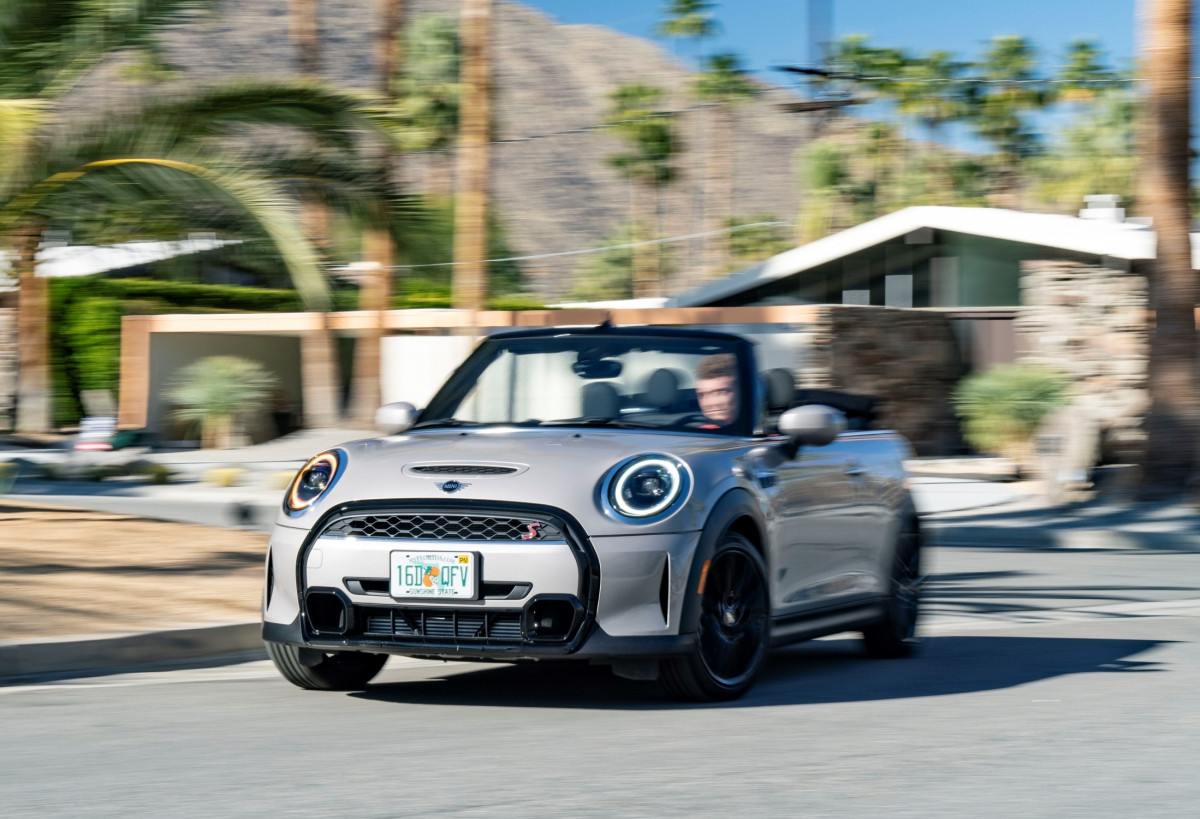 Το MINI Cooper S Cabrio στο Palm Springs