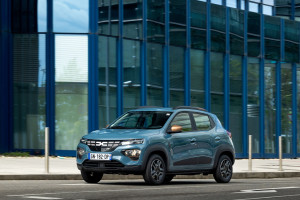 Το νέο Dacia Spring είναι διαθέσιμο στην ασυναγώνιστη τιμή των 18.950€, που το καθιστά το πιο φθηνό ηλεκτρικό μοντέλο της αγοράς