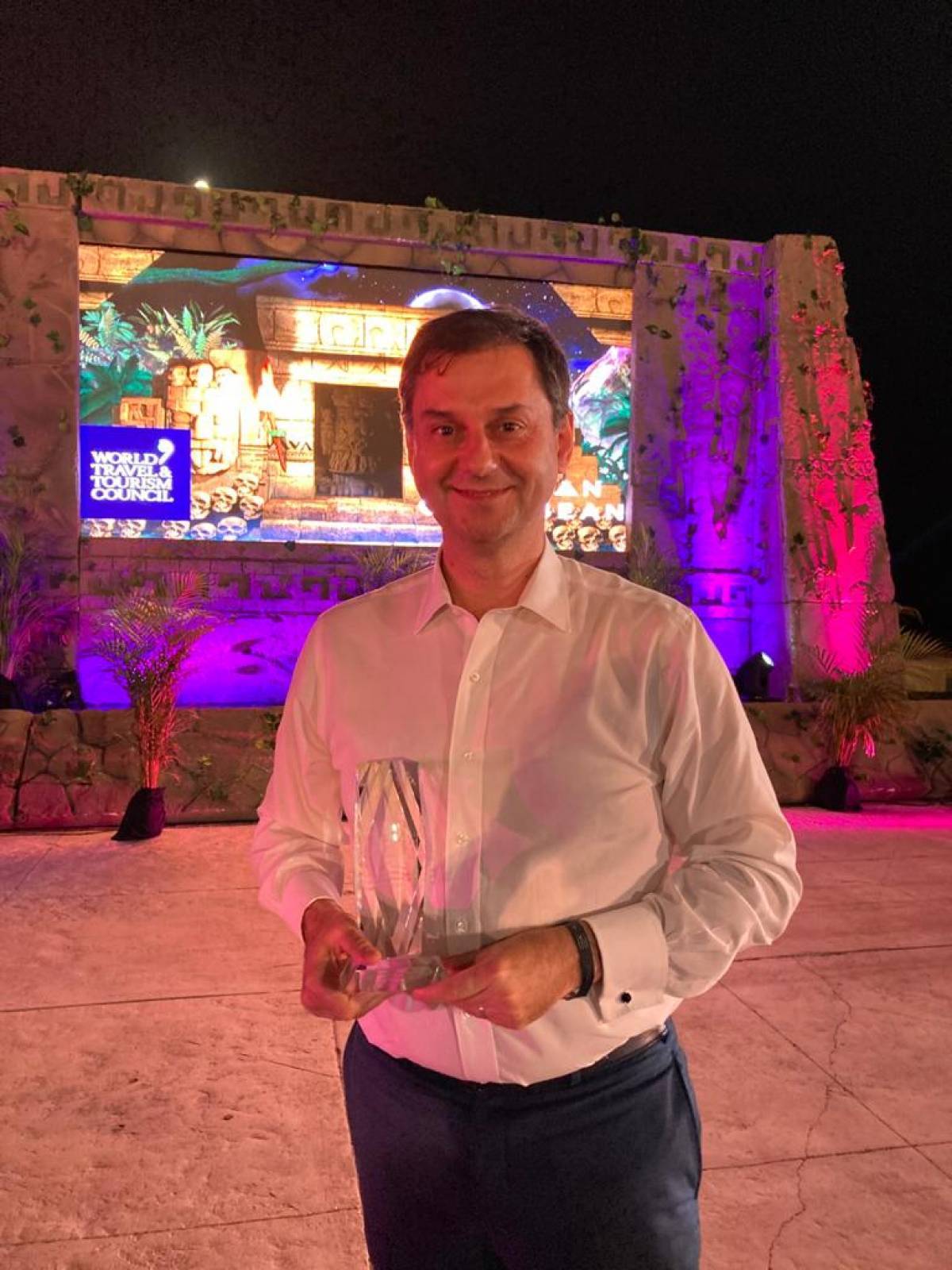 Ο WTCC βράβευσε τον Υπουργό Τουρισμού κ. Χάρη Θεοχάρη