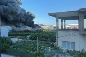 Ηράκλειο: Μεγάλη φωτιά σε αποθήκη ξυλείας