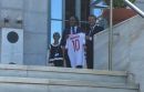 Ο Μακρόν είναι Ολυμπιακός και έχει και φανέλα!