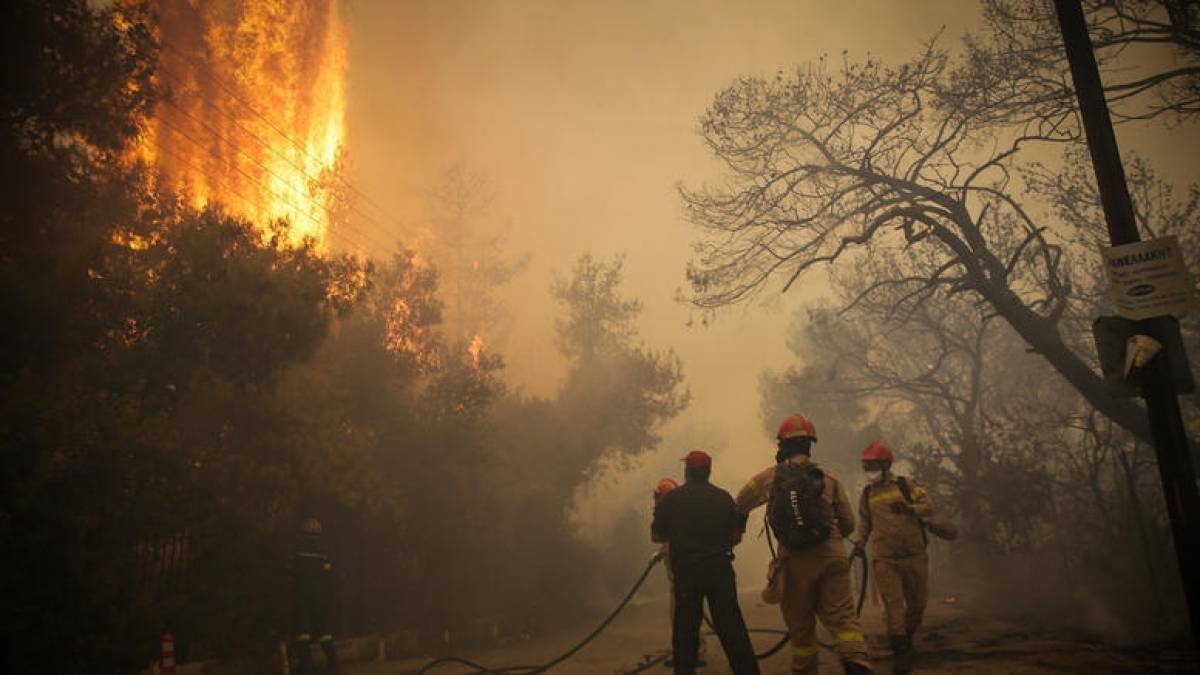 Άνοιξε η Πατρών-Πύργου, υπό έλεγχο η φωτιά στα Λεχαινά