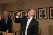 Ένα καλώδιο... έκλεψε την παράσταση στο ΥΠΟΙΚ