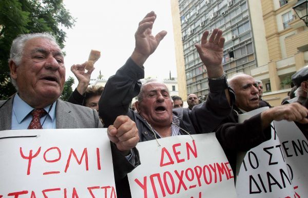 Συντάξεις: Τα πάνω κάτω σε ένα μήνα-«Κοινωνικός συντελεστής» το… «μαχαίρι»