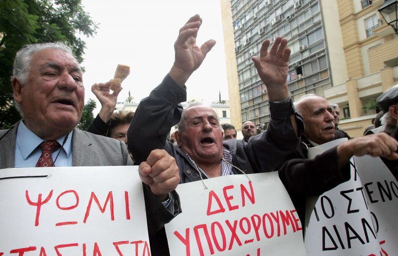 Συντάξεις: Τα πάνω κάτω σε ένα μήνα-«Κοινωνικός συντελεστής» το… «μαχαίρι»