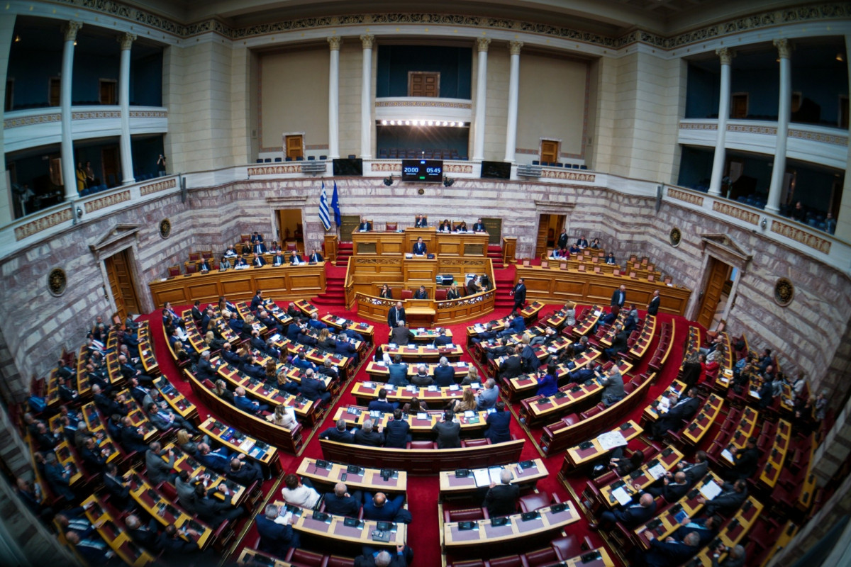 Βουλή: «Πυρ» ομαδόν στην κυβέρνηση για «θεσμική εκτροπή» σχετικά με τη Συνταγματική Αναθεώρηση