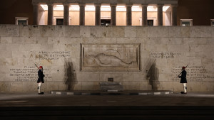 Λαβύρινθος αρμοδιοτήτων για τον Άγνωστο Στρατιώτη: Το πινγκ πονγκ Δένδια-Δούκα και η στρατηγική του Μαξίμου