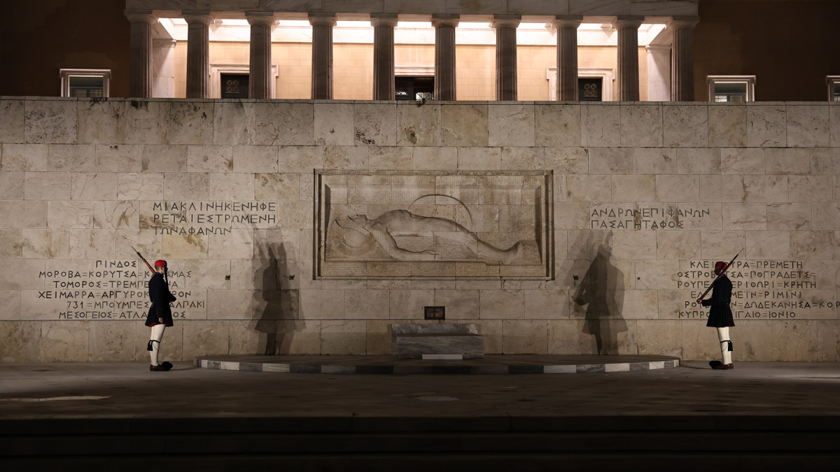 Λαβύρινθος αρμοδιοτήτων για τον Άγνωστο Στρατιώτη: Το πινγκ πονγκ Δένδια-Δούκα και η στρατηγική του Μαξίμου