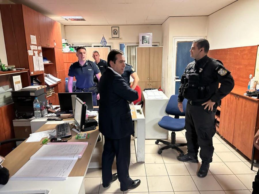 Στο Αστυνομικό Τμήμα Ομόνοιας τα μεσάνυχτα ο Μηταράκης