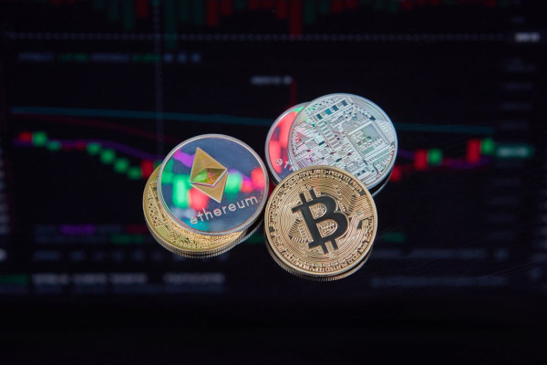 Αλλαγή σκηνικού στα crypto: Σε χαμηλό 7 εβδομάδων το Bitcoin – Στροφή κεφαλαίων στο Ethereum