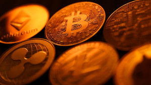 Παλεύει να κρατήσει τα $51.000 το Bitcoin-Στα «κόκκινα» τα κρυπτονομίσματα
