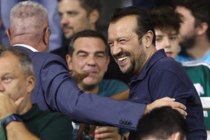 Η νίκη της ΑΕΚ «πάγωσε» τα χαμόγελα Τσίπρα - Παππά στη Λεωφόρο