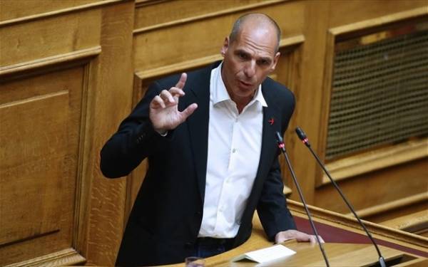 Βαρουφάκης: Πάνω στο τέταρτο μνημόνιο ΣΥΡΙΖΑ, η παρασιτική ολιγαρχία ΝΔ