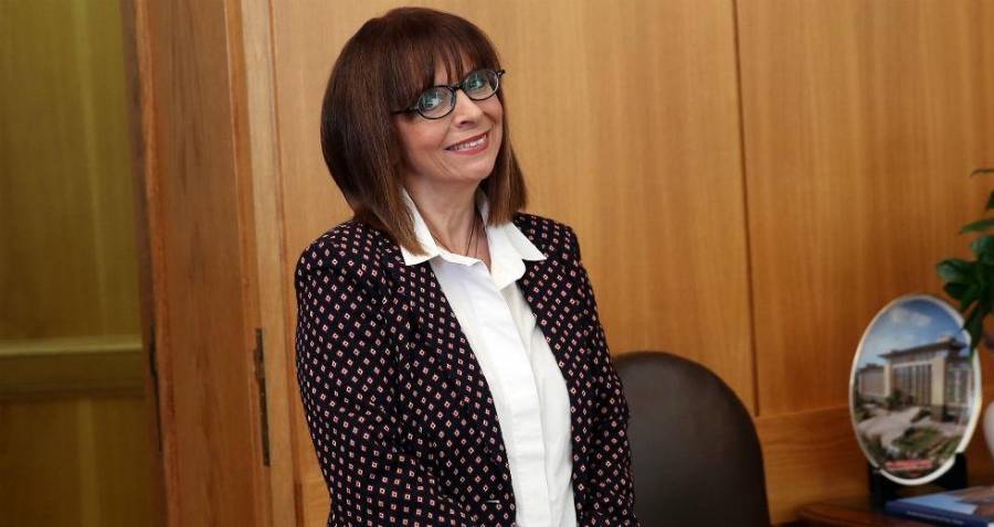 Συγχαρητήρια στην νέα Πρόεδρο με νοήματα και χαμόγελα;