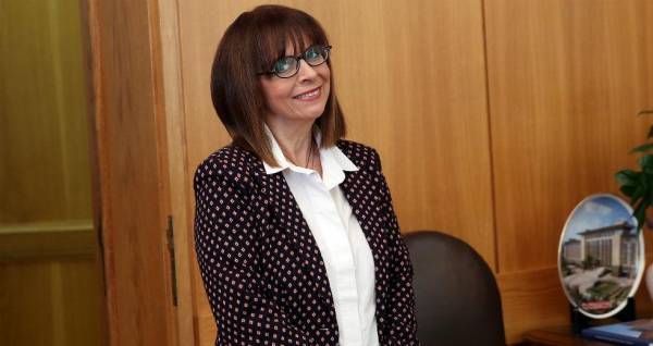 Συγχαρητήρια στην νέα Πρόεδρο με νοήματα και χαμόγελα;