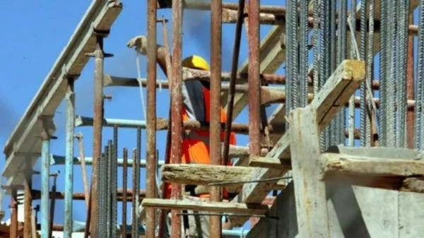 Πότε καταβάλλεται το αδειοδωρόσημο Αυγούστου σε εργατοτεχνίτες οικοδόμους