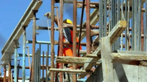 Πότε καταβάλλεται το αδειοδωρόσημο Αυγούστου σε εργατοτεχνίτες οικοδόμους