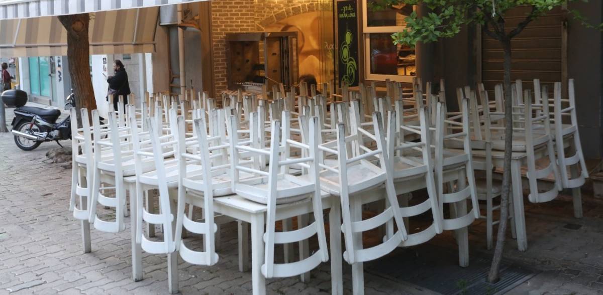 Μεταφέρεται στη Βουλή η «μάχη» για τα τραπεζοκαθίσματα