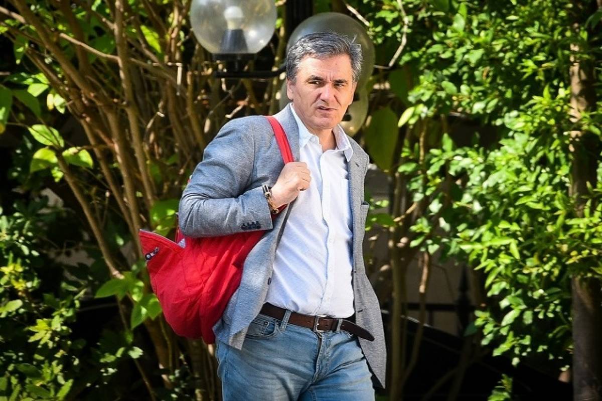 Αυλαία στην παρουσία των θεσμών με τα μάτια στο ομόλογο