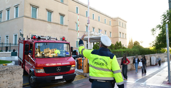 Λήξη συναγερμού στη Βουλή μετά το τηλεφώνημα για βόμβα
