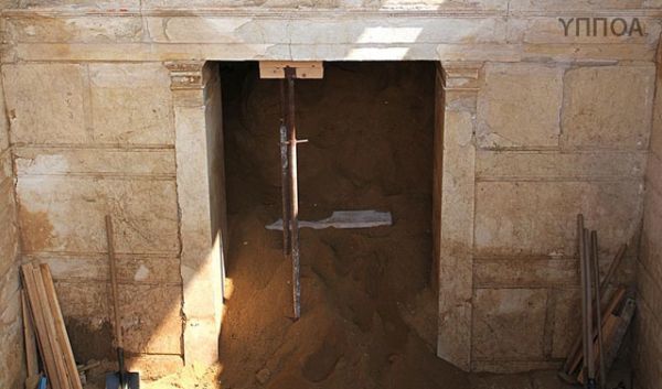 Αμφίπολη: Αποκαλύφθηκε σχεδόν ολόκληρη η πρόσοψη του ταφικού μνημείου στον Τύμβο Καστά