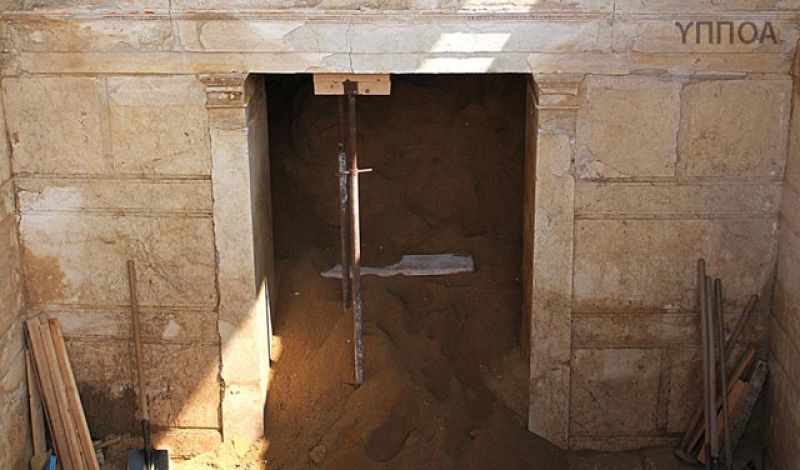 Αμφίπολη: Αποκαλύφθηκε σχεδόν ολόκληρη η πρόσοψη του ταφικού μνημείου στον Τύμβο Καστά