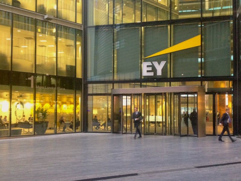 EY: Σε υψηλό δεκαετίας οι δημόσιες εγγραφές το α' εξάμηνο