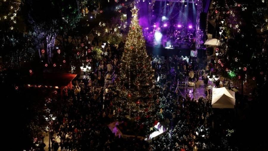 Φωταγωγήθηκε το χριστουγεννιάτικο δέντρο στην πλατεία Συντάγματος