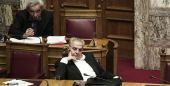 «Πόλεμος» Φλαμπουράρη-Σαλμά στη Βουλή