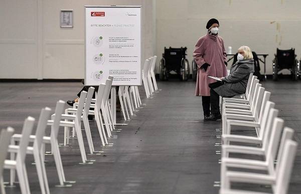 Γερμανία: Πολιτικοί και ιερείς παρακάμπτουν τη σειρά στους εμβολιασμούς