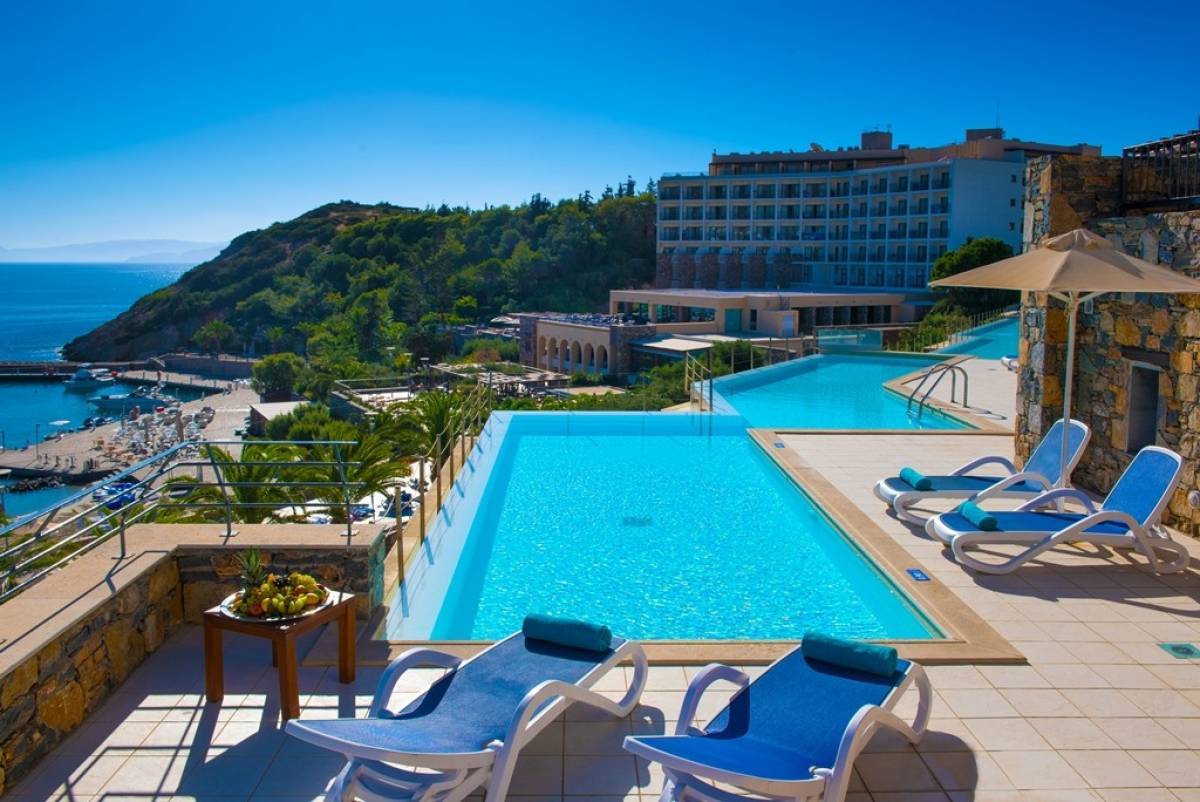 Η συμμαχία Wyndham–Zeus πιάνει εμβληματικά πόστα σε Κρήτη και Κύπρο