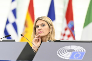 Απαγορεύθηκε στην Καϊλή να μιλά σε μέσα ενημέρωσης