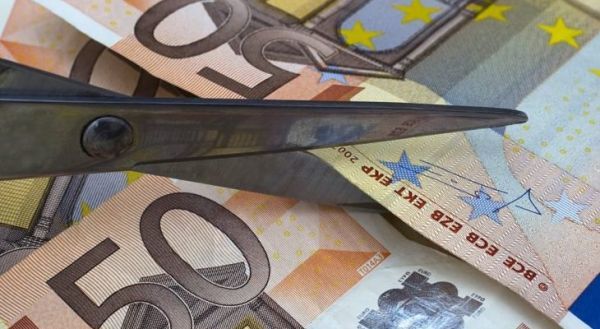 Ψαλίδι έως και €200 το μήνα για 500.000 συνταξιούχους