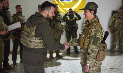 Ουκρανία: Ο Ζελένσκι επισκέφτηκε στρατιώτες στην πρώτη γραμμή στο Χάρκοβο