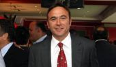 Ο ΣΥΡΙΖΑ θέλει να ντύσει στα... κόκκινα τον Πέτρο Κόκκαλη!