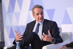 Μητσοτάκης από Λονδίνο: Προτεραιότητα η δημοσιονομική πειθαρχία και η μείωση χρέους – Εκλογές την άνοιξη του 2027