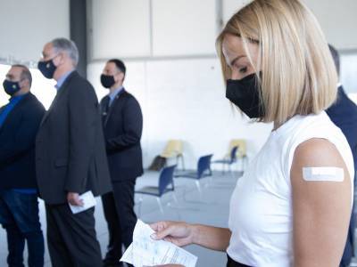 Yπουργοί εμβολιάστηκαν με το εμβόλιο της AstraZeneca στην Κύπρο