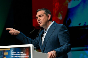 Τσίπρας: Μίλησε για ένα νέο συλλογικό όραμα απέναντι στον αυταρχισμό - Αιχμηρό σχόλιο Μαρινάκη