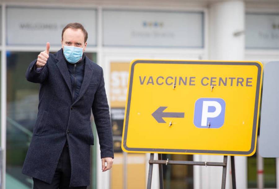 Βρετανός υπουργός Υγείας για AstraZeneca: Συνεχίζουμε να εμβολιαζόμαστε