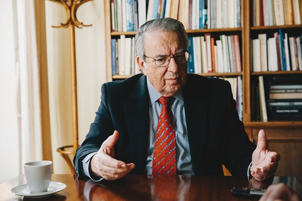 Μπαμπινιώτης: Κατάργηση των απάνθρωπων Πανελληνίων για να ξαναβρούμε το Λύκειο
