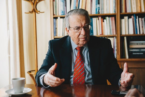 Μπαμπινιώτης: Κατάργηση των απάνθρωπων Πανελληνίων για να ξαναβρούμε το Λύκειο