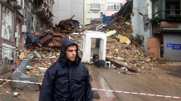 Τουρκία: Κανείς δεν τραυματίστηκε από την κατάρρευση δύο κτιρίων