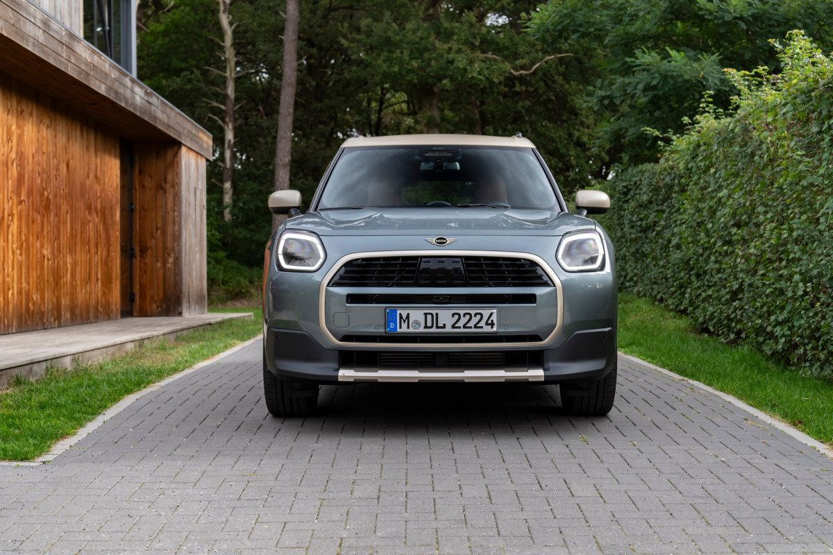 Ο απαράμιλλος off-road χαρακτήρας του MINI Countryman τονίζεται στην τρίτη γενιά του μοντέλου