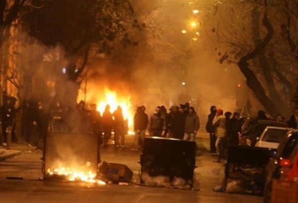 700.000 ευρώ σε δύο χρόνια στοίχισαν οι καμένοι κάδοι στα Εξάρχεια