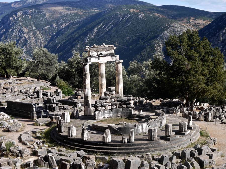 Ο χρησμός των Δελφών για εκλογές και επενδυτική βαθμίδα