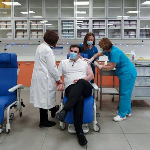«Σηκώνουμε μανίκια»: Το μήνυμα Πιερρακάκη για τον εμβολιασμό