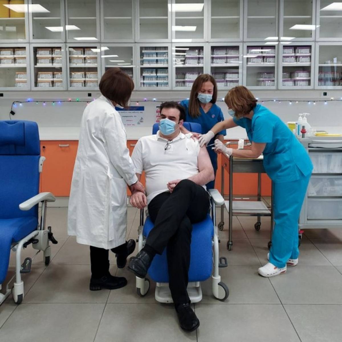 «Σηκώνουμε μανίκια»: Το μήνυμα Πιερρακάκη για τον εμβολιασμό