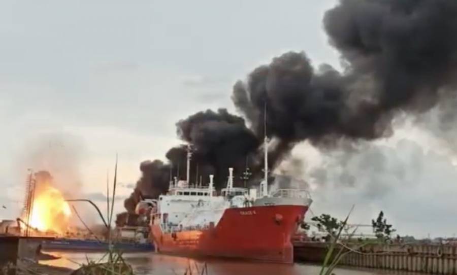 Τεράστια έκρηξη σε ναυπηγείο της Ινδονησίας (vid)