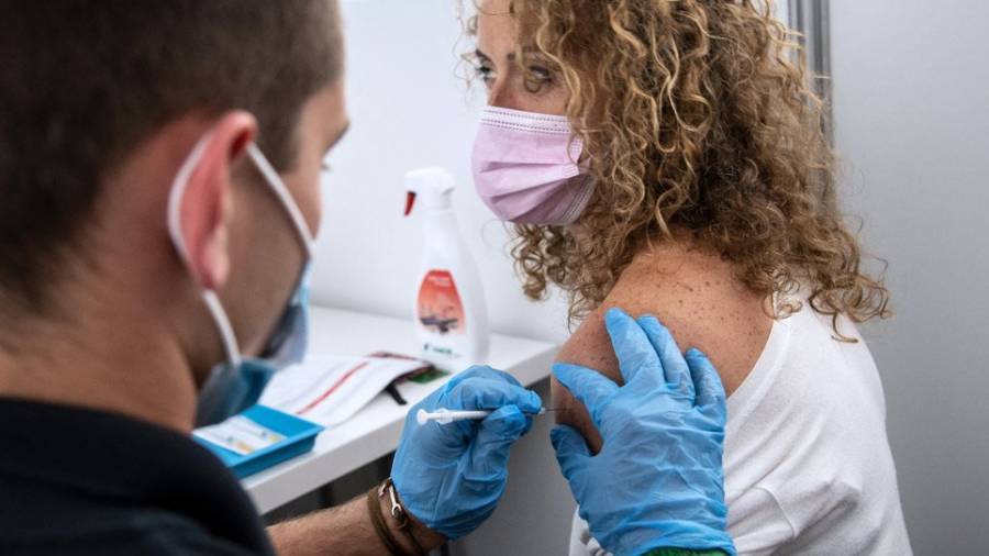 Υποχρεωτικός εμβολιασμός: Την προσεχή εβδομάδα αναμένονται οι αποφάσεις