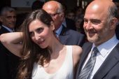 Με την κατά 23 χρόνια μικρότερη σύζυγό του στο Προεδρικό ο Μοσκοβισί